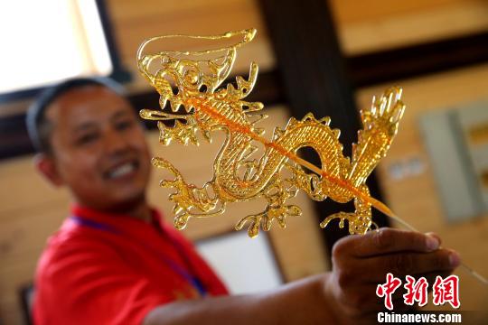 图为做成龙的形状的糖画栩栩如生。 梁犇 摄