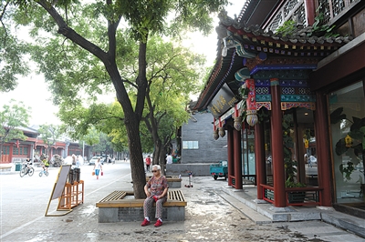 8月24日,宛平城街道,仿古设计的沿街铺面 本版摄影/新京报记者 吴江