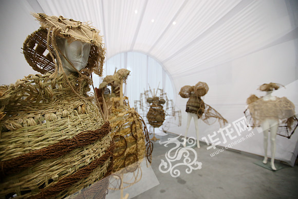 川美展出的以昆虫为灵感的艺术服装。记者 李裕锟 摄