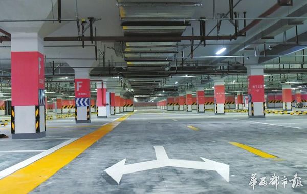 川大华西校区足球场地下是三层停车场。