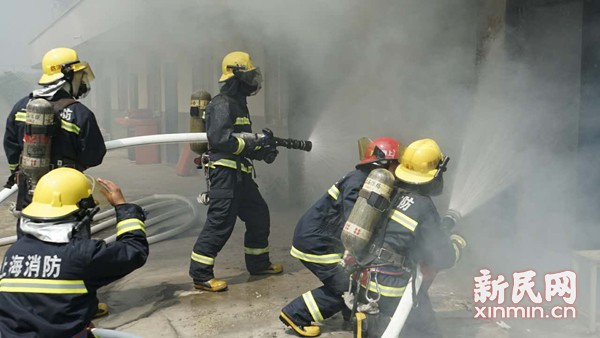 图说:废弃宿舍被引燃 消防收集最真实数据。新民晚报新民网实习记者 周俊超 摄