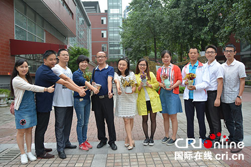 成都一中学老师给学生 送礼 教师节变爱生节