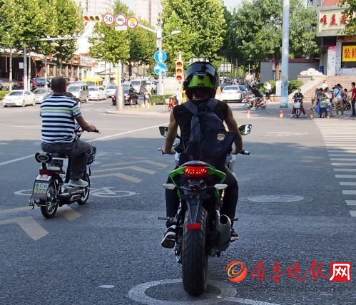 无牌大赛车摩托