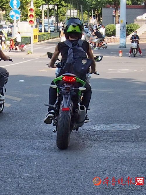 无牌大赛车摩托