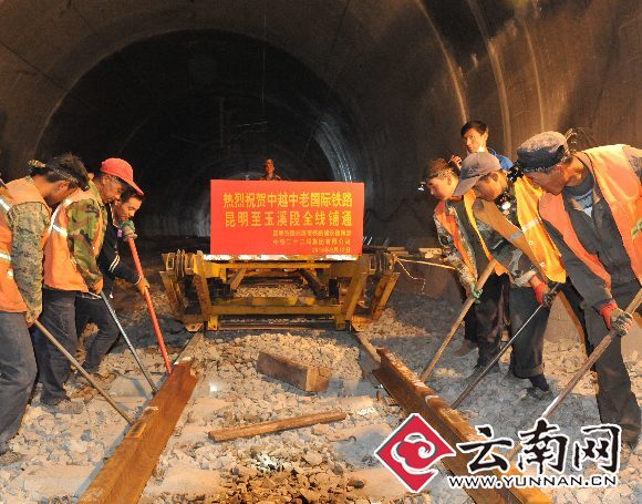 施工人员在使用机器紧固钢轨螺栓。张伟明摄影