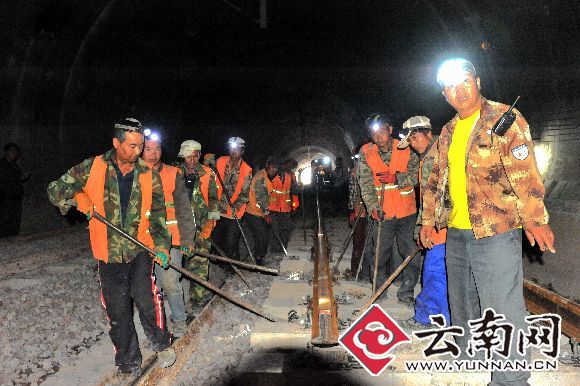 施工人员在安装钢轨。张伟明摄影