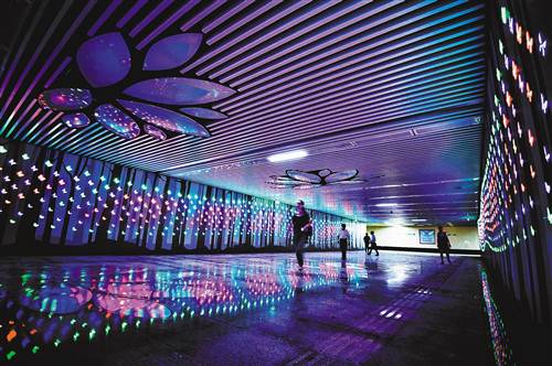 重庆最大地下人行通道投用 通道内灯饰成独特