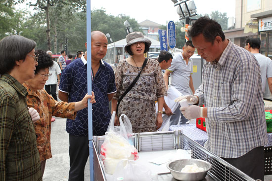 “红螺食品与您一起过中秋”民俗活动在甘家口商场举办