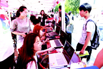 软件学院学生开发的迎新软件,提供了大方便。齐鲁晚报记者　黄广华　摄