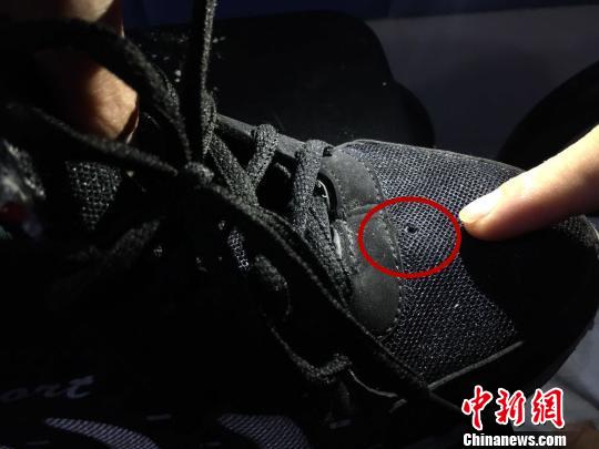 图为特制偷拍鞋，红圈处为摄像头。　警方供图摄
