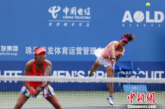 2016ITF国际女子网球巡回赛珠海站女双首轮,图为詹晴微徐竫雯组合 华发 摄