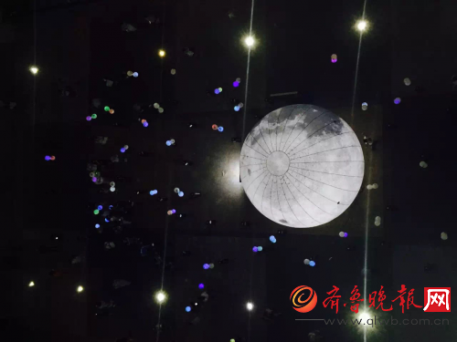 北京路边现会行走的月亮 360手机助手创意中