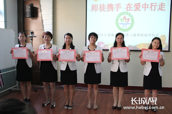 结对仪式现场。