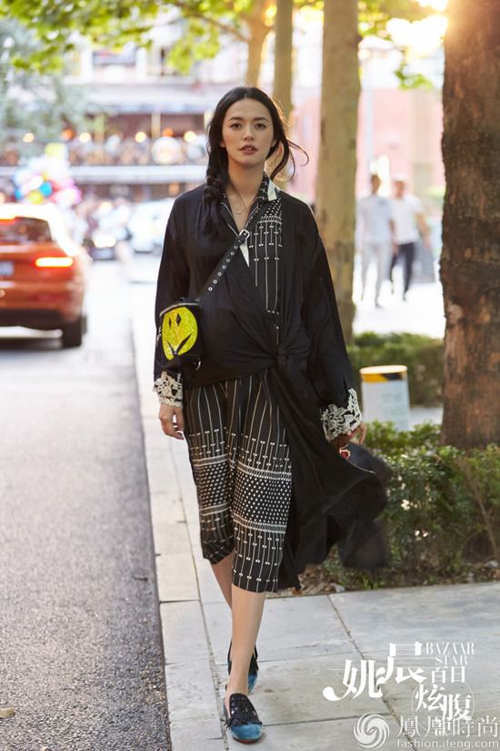 姚晨挺肚穿睡衣街拍 诠释孕期复古风
