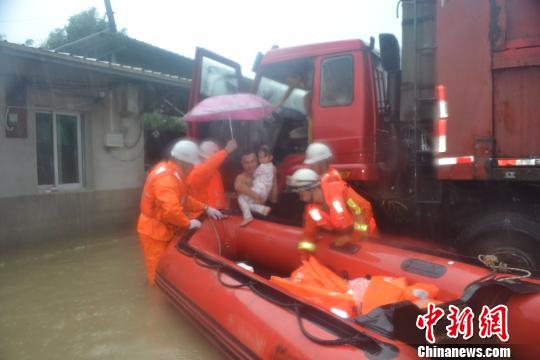 台风“莫兰蒂”带来暴雨福州马尾消防救援分散26名大众