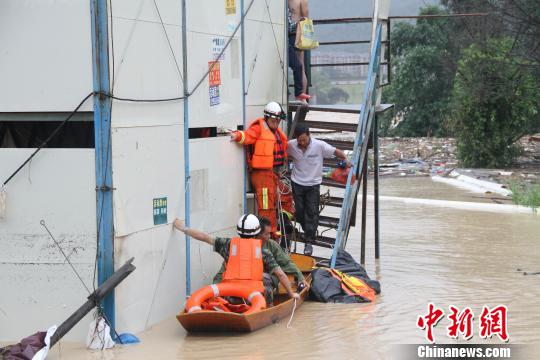 台风“莫兰蒂”来袭,福州消防解救60名被洪水围困工人。 黄绿荣 摄