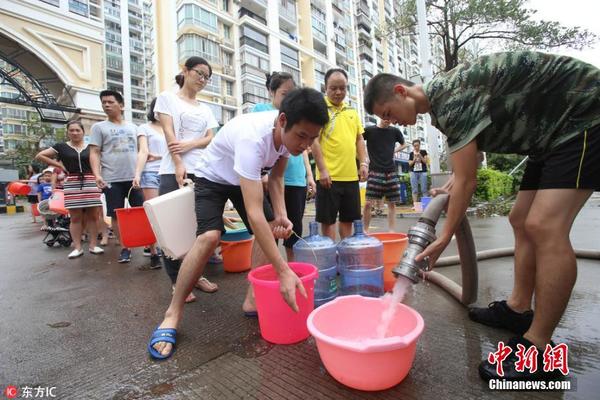 台风莫兰蒂致厦门市区停水 市民排队领水