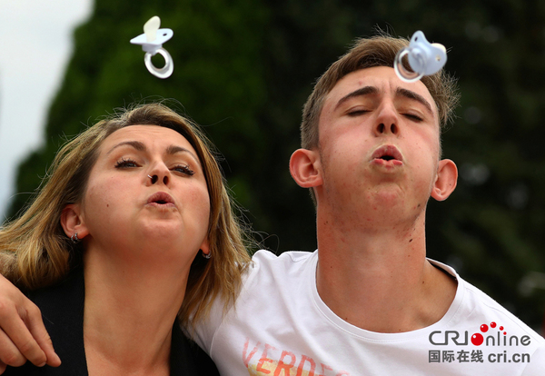 欢迎参加德国奇葩吐奶嘴大赛(高清组图)