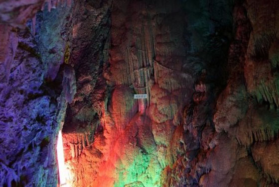红玛瑙溶洞内景。图片来源于网络