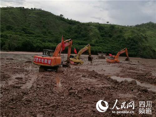 武警水电驻川部队正在抢险救灾。