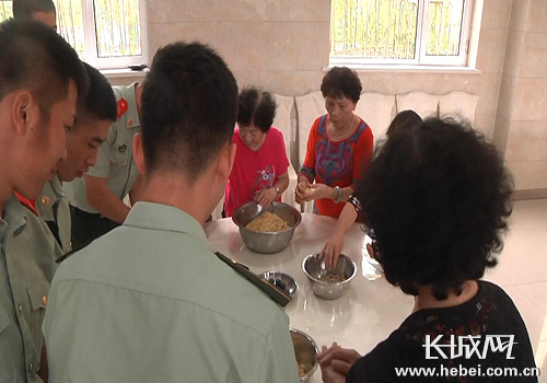 妈妈们和官兵一起做月饼。图片由秦皇岛公安消防支队提供