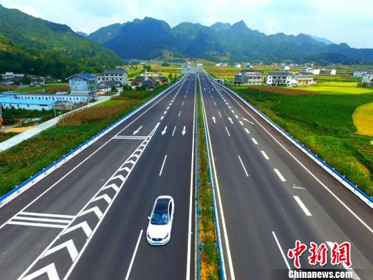 贵州省“高颜值”的高速公路。 韩双喜 摄