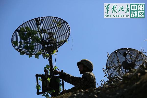 参演官兵正在安装调试通信装备