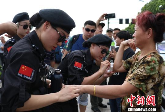图为杭州西湖女子巡逻队队员帮助游客处理伤口。　何蒋勇 摄