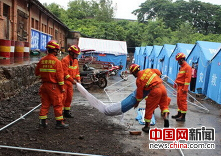 为受灾群众搭建帐篷