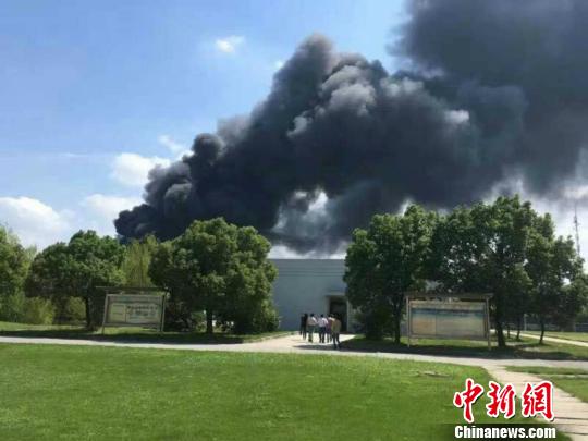 火灾现场浓烟滚滚,图为火灾现场周边拍摄的景象。 孙权 摄