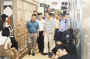 ▲ 罗湖区副区长、公安分局局长牟春生等到现场指挥查封行动。 ? 南洋大厦商铺已被封停。