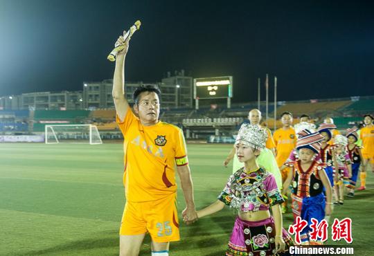 香港明星足球队重庆义赛5比1胜 笑称对手脚下