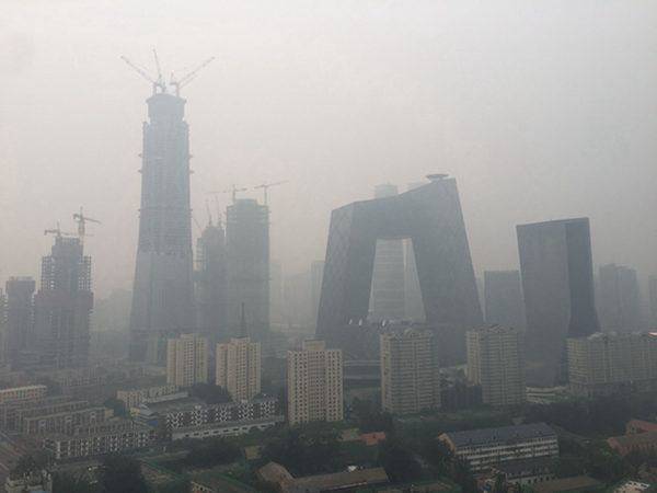 25日，北京朝阳遭遇雾霾。（来源：人民网）