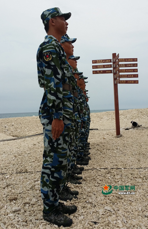 鸭公岛上的民兵在海滩上组织训练。侯坤 摄