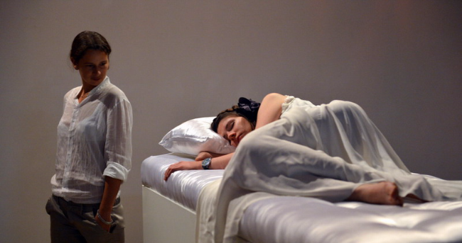 实拍乌克兰睡美人展 男访客吻醒可娶回家