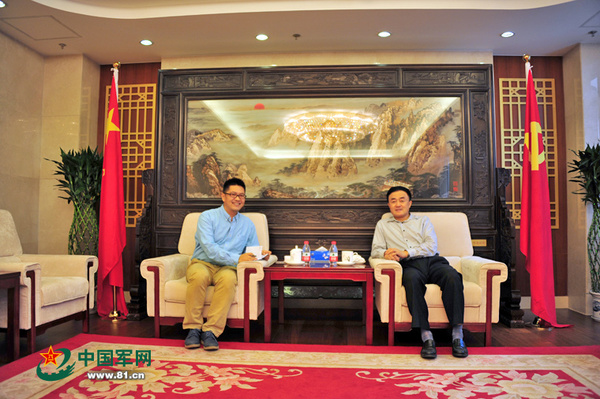 中共中央党史研究室主任曲青山接受中国军网记者采访。单伟 摄