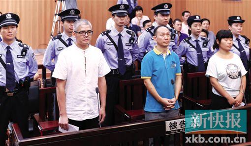 ■9月26日,曾飞洋(前左)、汤欢兴(前中)、朱小梅(前右)在法庭上。 新华社发