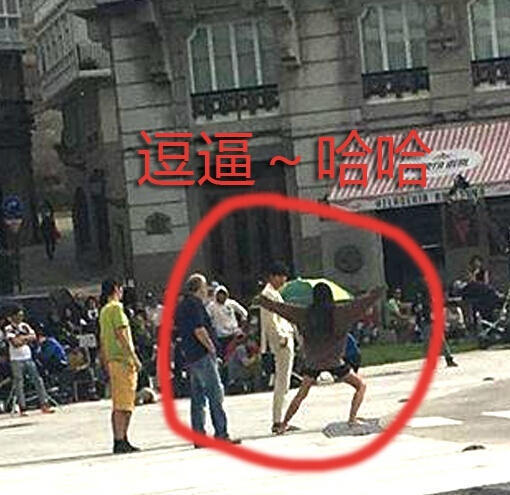 　　全智贤与李敏镐搞怪