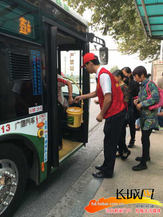 邢台银行邯郸分行志愿者在积极帮扶乘客。邢台银行邯郸分行 供图