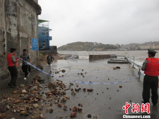 图为:边防官兵拉起警戒带劝离群众。 缪荣洪摄