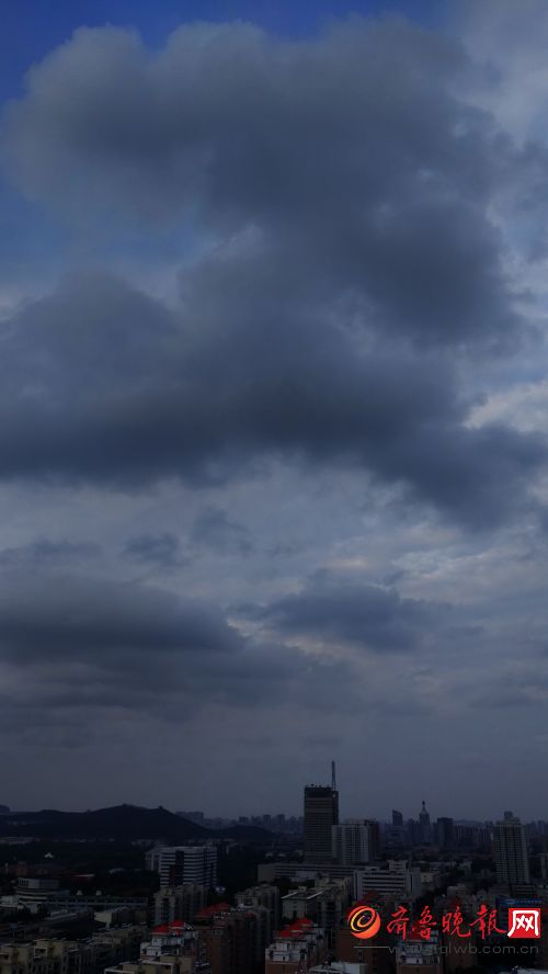 济南实拍：东北风劲吹 乌云擦着千佛山顶飞  齐鲁晚报 记者  周青先 摄