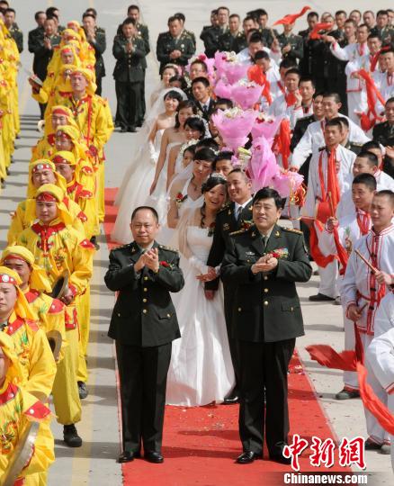 李正连与杨洪全政委一起参加为官兵组织的集体婚礼。　陈双维 摄