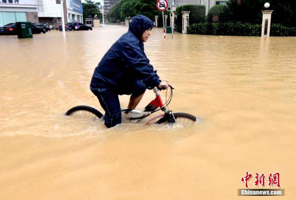 台风鲇鱼侵袭福州 暴雨造成市区大范围积水