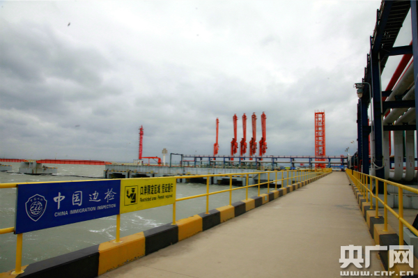　　中化泉州石化30万吨级原油码头 央广网记者高艺宁摄