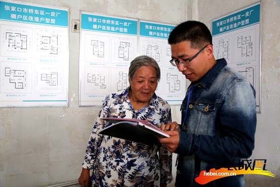 张家口桥东区征迁工作人员正在为居民讲解征迁政策。霍晓强 摄