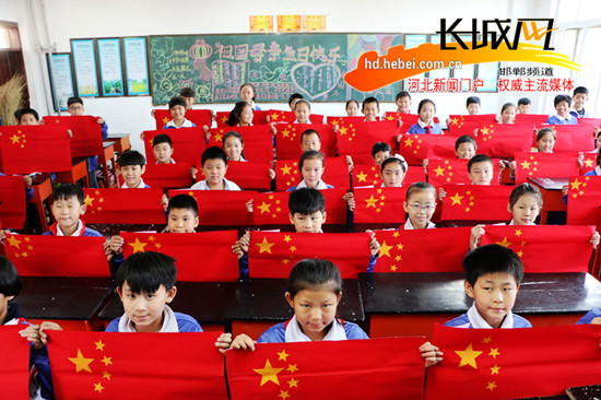 广平小学生手工制作国旗喜迎祖国华诞