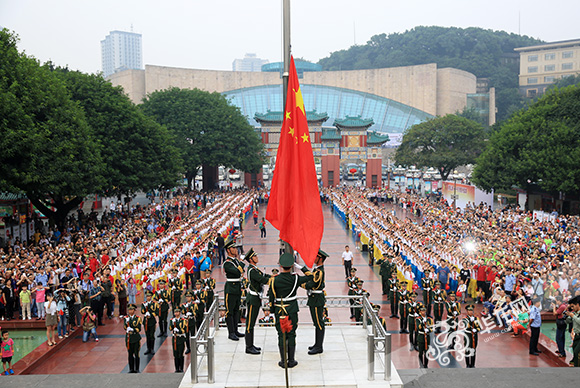 当雄壮的《国歌》声响起，鲜艳夺目的五星红旗冉冉升起 记者 刘嵩 摄