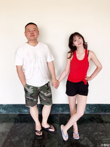 岳云鹏与柳岩牵手拥抱 衣服竟然还穿反了