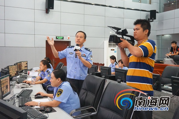 南海网联合海南省交警总队在交警总队指挥中心给带来首场监控直播。(南海网记者陈丽娜摄)