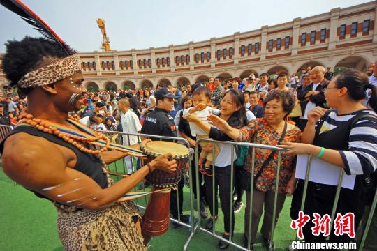 图为第十三届“中国 天津五大道旅游节”开幕现场。　佟郁 摄